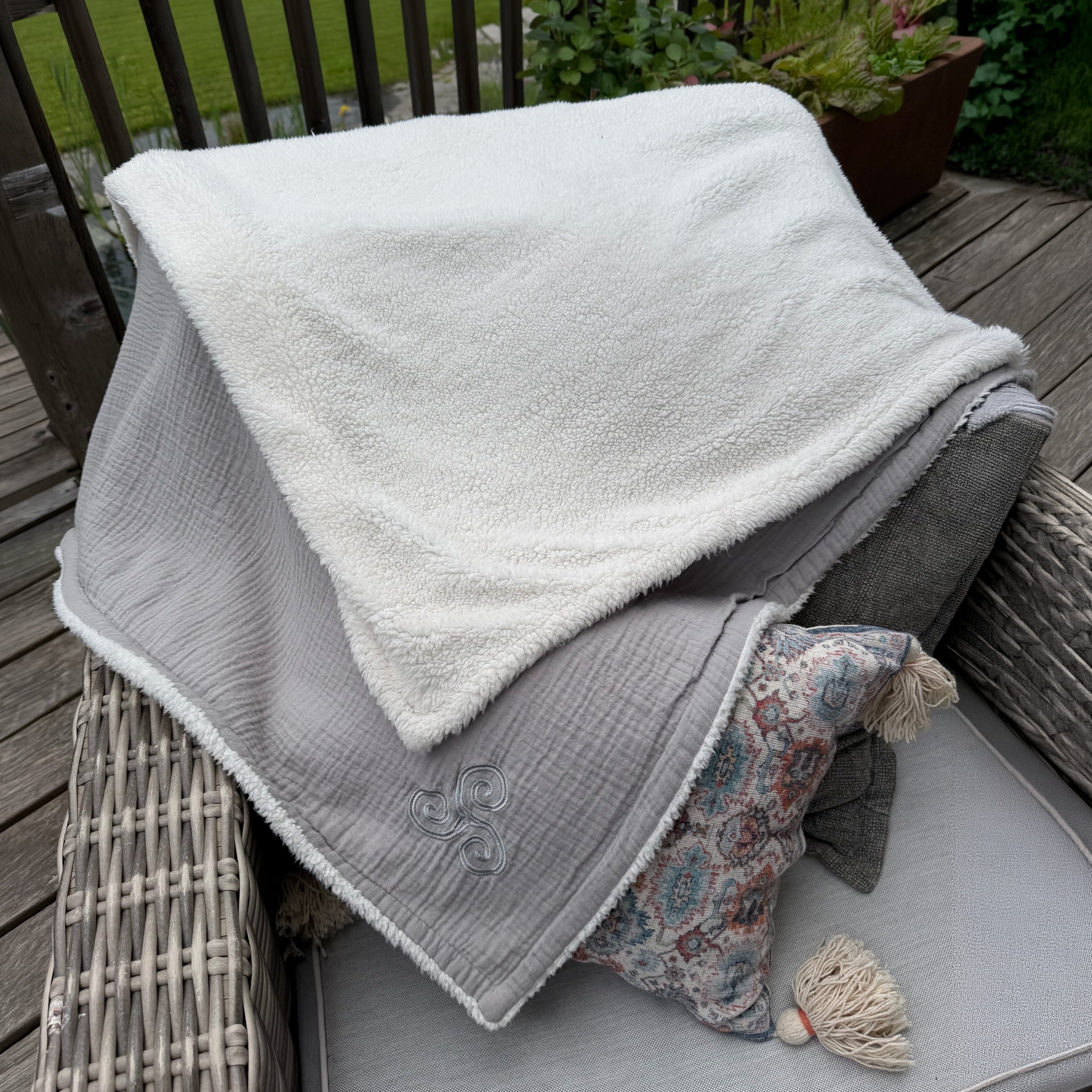 Purica Triskele Sherpa Cozy Blanket